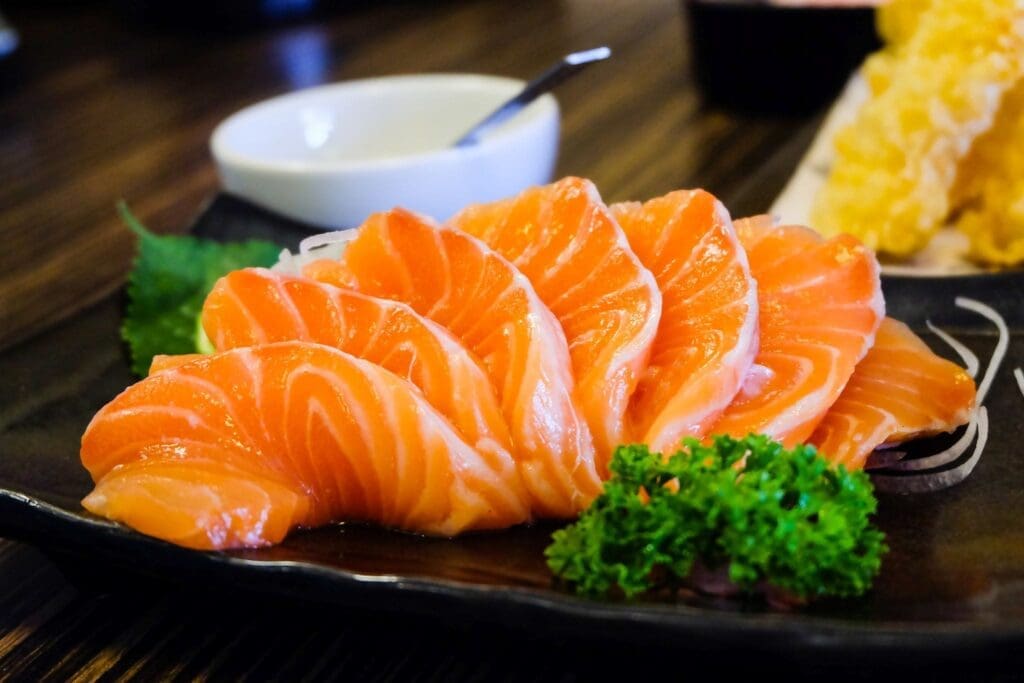 Nguồn Gốc Sushi Cá Hồi Và Những Điều Thú Vị Của Món Ăn Truyền Thống Của Nhật Bản 1 nguồn gốc sushi cá hồi